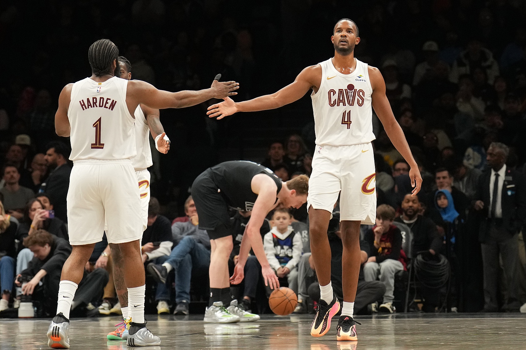 开云体育-媒体人：莫布里基本属于不会投篮 米切尔哈登肯定能看出&amp;但不会说