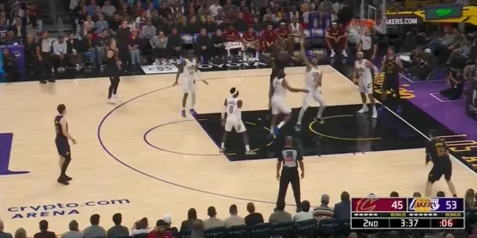 开云下载-找回场子！艾顿刚吐饼后连续命中，湖人领先到两位数分差